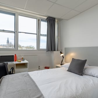 Silver En Suite City View - Image 1